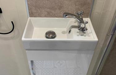 Cosy Shepherds Hut, heating, Hot Tub, WiFi and magnificent view - Foto 18