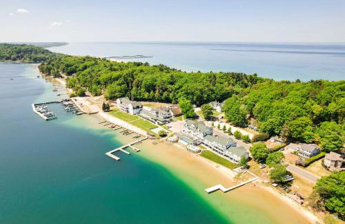 Beachfront Onekama Vacation Rental with Balcony! - Foto 29