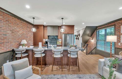 New 2 Luxe Townhomes with Rooftops Sleeps 24 - Foto 30