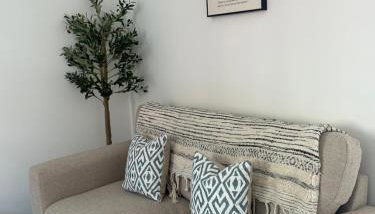 Stylish Barwell Home C with Free Parking - Sleeps 4 - Foto 5