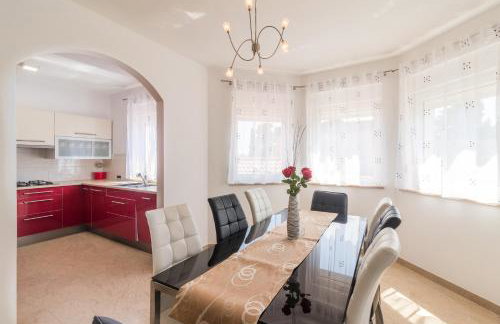 Superb villa Maxima with private pool, sauna, jacuzzi, playground for up to 18 persons, extra pool heating available - Foto 18