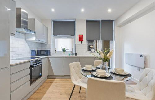 Coulsdon Grand - Sleeps 8 - 5 BR - Free Parking - Foto 8