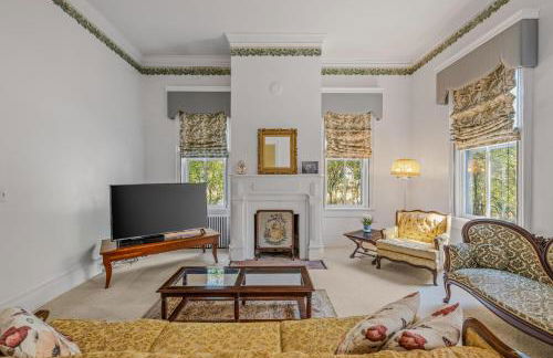 The Manor - Historic Mansion, Wifi, Covered Porch, Screen Porch, King Bed, Walk to Spas, Shops & Restaurants - Foto 15