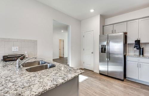 Near ATL! Spacious Townhome with Patio and WFH Setup - Foto 9