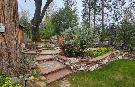 Knotty Pine Cabin with Artisan Stone Patio - Walk to Bass Lake - Foto 42