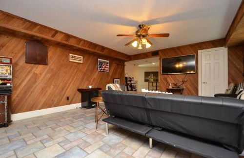 Crosby Backyard Oasis with Weekday Specials! - Foto 59