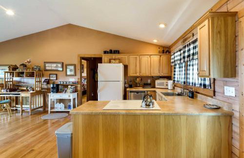 Bring a Pet! Mtn-View Bostic Retreat with Deck - Foto 13