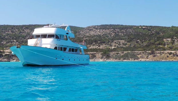 Paseo en barco por el Lago Azul - Foto 2, Un barco surcando el Lago Azul de Chipre