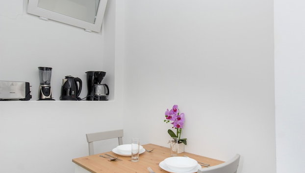 Canuck Apartment - Foto 5, Servicio de comidas en la habitación