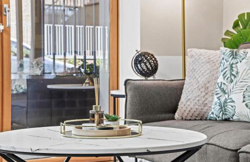 Sleek Modern City Apartment - Photo 9