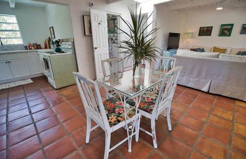 Pet Friendly & Firepit Minutes to Beach Sleeps 6 - Foto 60