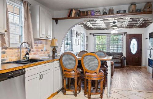 Romantic Colonial Hideaway in Historic Downtown - Pet Friendly - Foto 30