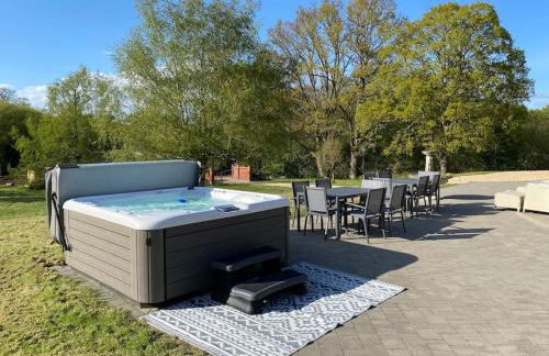 Secluded Countryside Home, Hot Tub, Onsite Pub, Pool Table, Sleeps upto 13, Perfect for a family get together - Photo 13