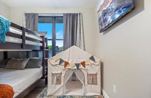 Family-Fun Lakeside Luxury at Topsider in Osage w/ 2 Pools, Prime Views Pack N' Play & Games - Foto 22