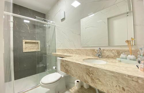 Fabuloso flat 241, Amarílis, Riviera de São Lourenço 3 Piscinas climatizadas carregador veiculo eletrico 2 quartos sendo uma suíte internet 500mb Adega, cozinha equipada completa, serviço de praia fim de semana limpeza trocas de toalhas, - Foto 11