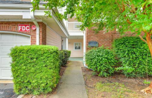 Charming Condo with Balcony, 1 Mi to UNC Charlotte! - Foto 27