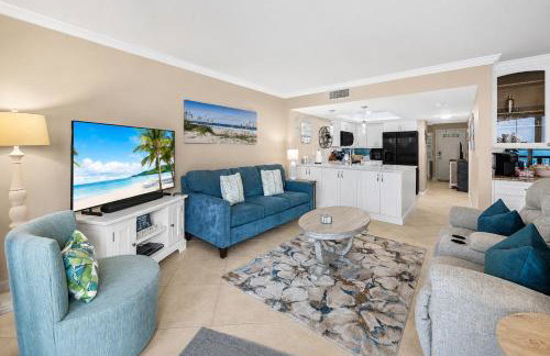 Waterfront Island Oasis! Heated Pool with Stunning View & 2 Full Bath - Foto 8