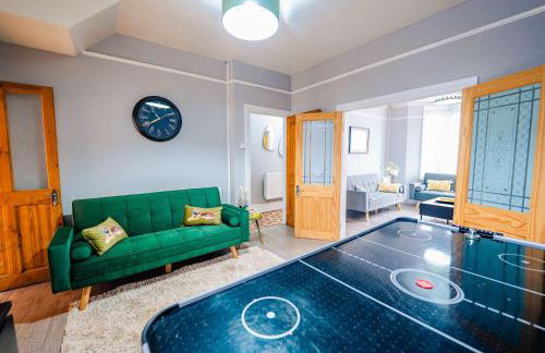 3BR 2Bath Home with Hot Tub Games Room By Stadium with Fast WiFi & Free Parking - Foto 28