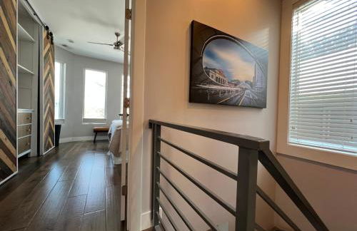 UPTOWN CASTLE - CITY VIEWS - THEATER & CONVENTION DISTRICT! - Foto 16