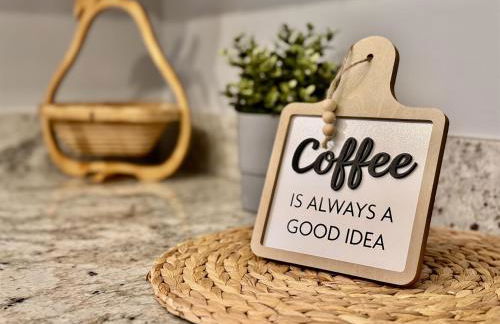 Luxury 4BR Getaway with Heated Pool & Cozy Vibes! - Foto 14