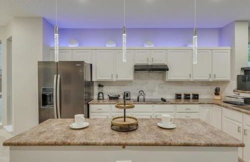 Captivating 6BR 3B Home with Pool & Fire Pit - Foto 12