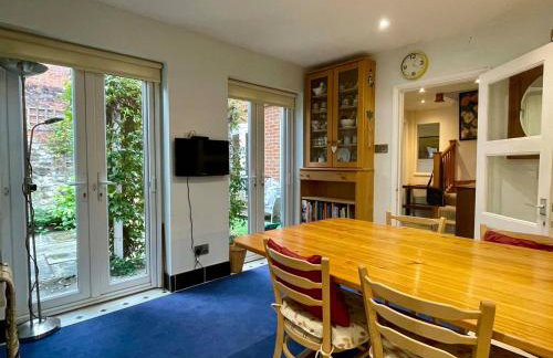 Farnham Haven: Unique Home with Courtyard - Photo 8