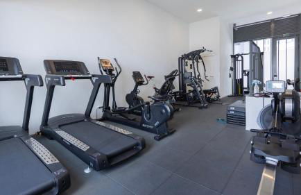 Soft Modern Flat With Pool & Gym by LovelyStay - Photo 44