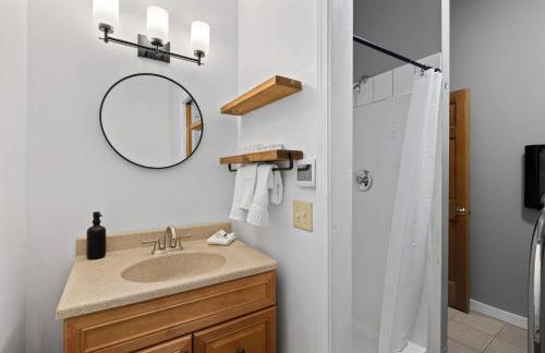 Alpine Retreat at Snoqualmie Pass- 5-Min to Slopes, Private Creek, BBQ, Fireplace, Smart TVs, Kids Games, Hi-Speed Wi-Fi - Foto 31