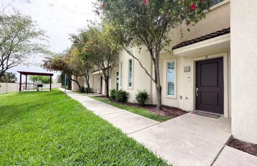 Luxurious Condo with Pool & Garage Close to Shopping - Foto 6