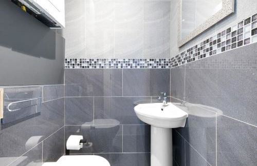 Modern 4 Bedroom House With Parking in Farnham Royal, Slough By 360stays - Foto 36