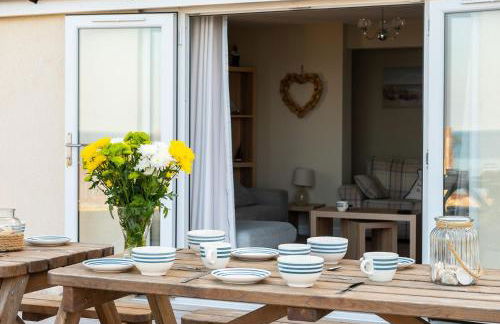 Sound of the Sea, beach front Bungalow with hot tub, in Tywyn - Foto 20