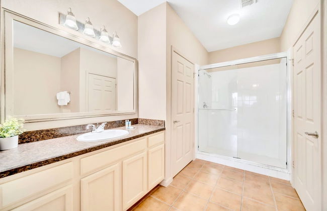 Modern 2BR Condo - Near Disney Pool Hot Tub - Foto 16