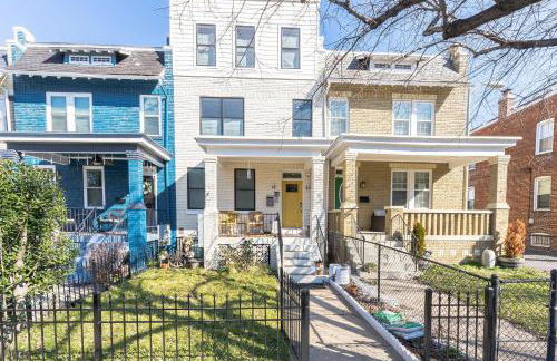 Urban Oasis 3 BDR 2 and Half Baths Queen Sofa Bed in Living room and Free Parking - Foto 2