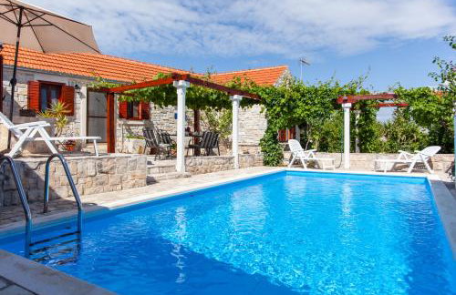 Countryside Family Villa with Private Pool - Photo 3