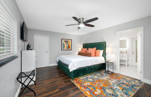 UF SUNSHINE HOUSE - Patio & BBQ - Chef Kitchen - EV Car Station - Upscale Neighborhood! - Foto 16