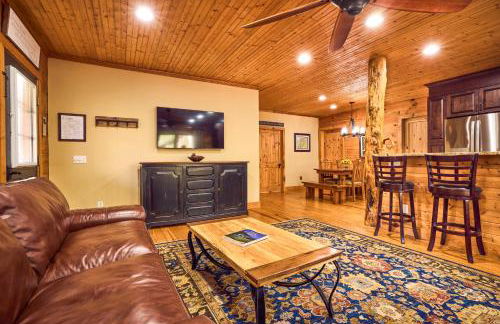 Romantic Penrose Cabin with Pond, Trails and Hot Tub - Foto 7