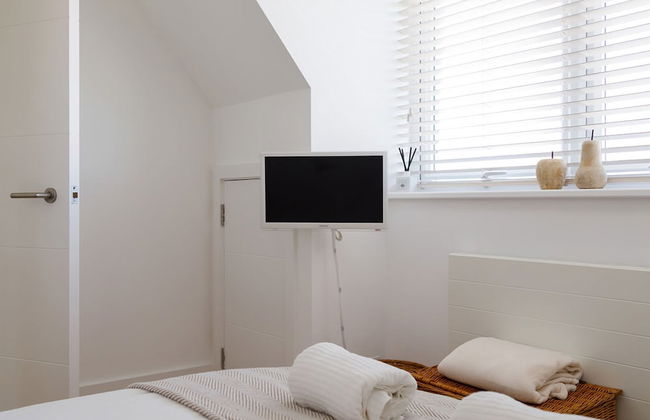 Gorgeous Home for 12 - Walk to Beach - Sea View - Photo 34