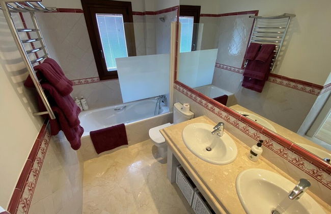 Stylish House, Patio, Pool, Mountains, Stunning White Village, sea 20 Mins Away - Photo 14