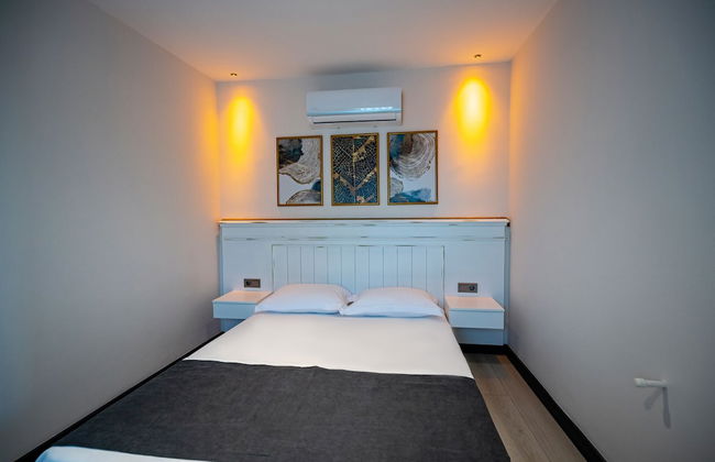 Eluxio Suite Hotel - Photo 10