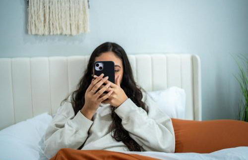 The Orange Lounge - 8 min to KU & Mass - Photo 40