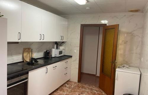 Piso Grande Amplio para grandes grupos 4 Dormitorios 2 baños,Asc 4AC y WIFI - Photo 8