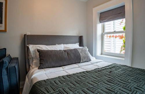 Remodeled Modern Home - private backyard & games! - Foto 29