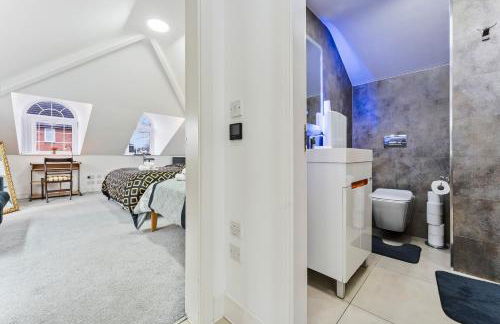 Exquisite 2-Bedroom Penthouse-Sleeps 7-Free Parking with Workspace & High-Speed WiFi - Foto 39