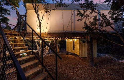 Treehouse Glamping at Pecan Haven W Hot Tub - Foto 2