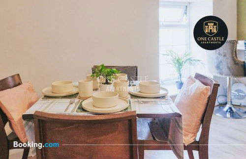 Exclusive Deals l Last-Minute Specials l Free Parking I Short term Booking l Garden I Sleeps Up to 6 l 3 Bed & 2 Bath I One Castle Apartments Short-lets and Serviced Accommodation - Photo 37