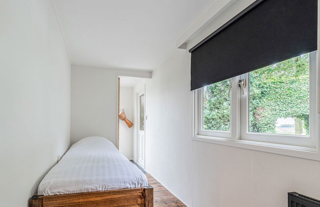 Fantastic Chalet Near Open Waterways, hot tub - Photo 7