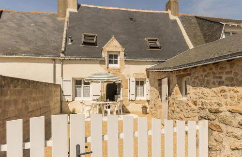 Maison rénovée typique, calme, proche mer, 2 cours fermées, cheminée et équipements pour enfants. - FR-1-306-836 - Foto 8