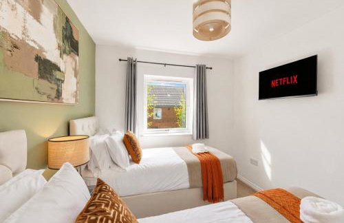 Stylish 3 Bedroom House - Excellent Location - Free Parking, Garden, Fast Wifi, Work Space and Self-Check-In by Yoko Property - Foto 8