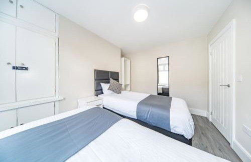 RYAN AIR I BNB - Huge 4 Bedroom House with Free Parking - Foto 25