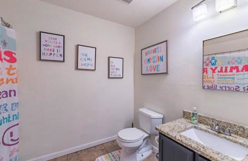 Luxury 5BR House with Pool by SeaWorld & Lackland - Foto 44